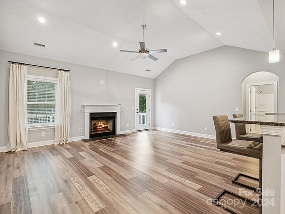 4th image of 1114 Woodhaven Dr