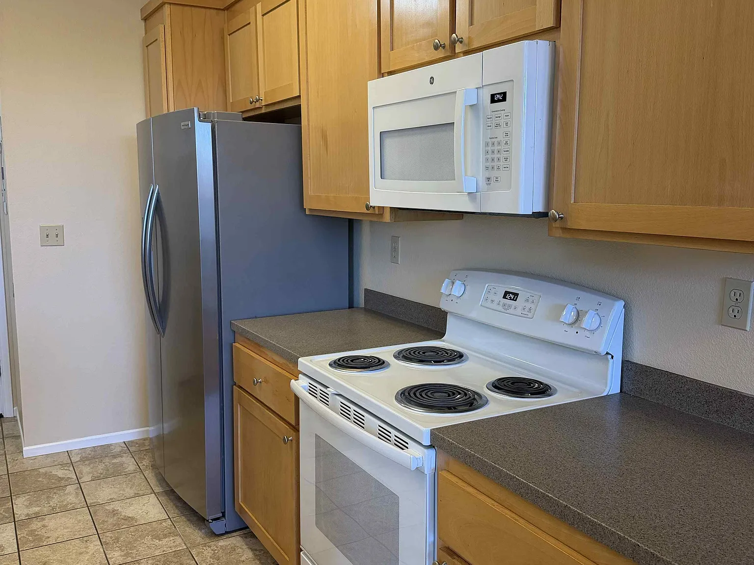 3 bed, 2.5 bath, 1349 sqft, $2,800 — Photo 2