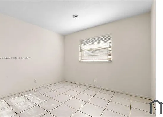 5604 NW 27th Ct — Photo 5