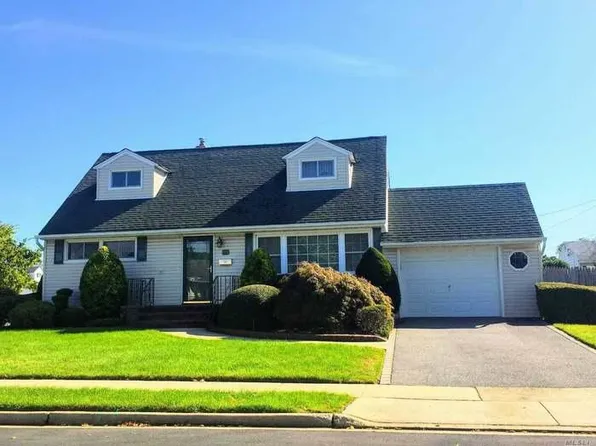138 Haverford Rd, Hicksville, NY 11801
