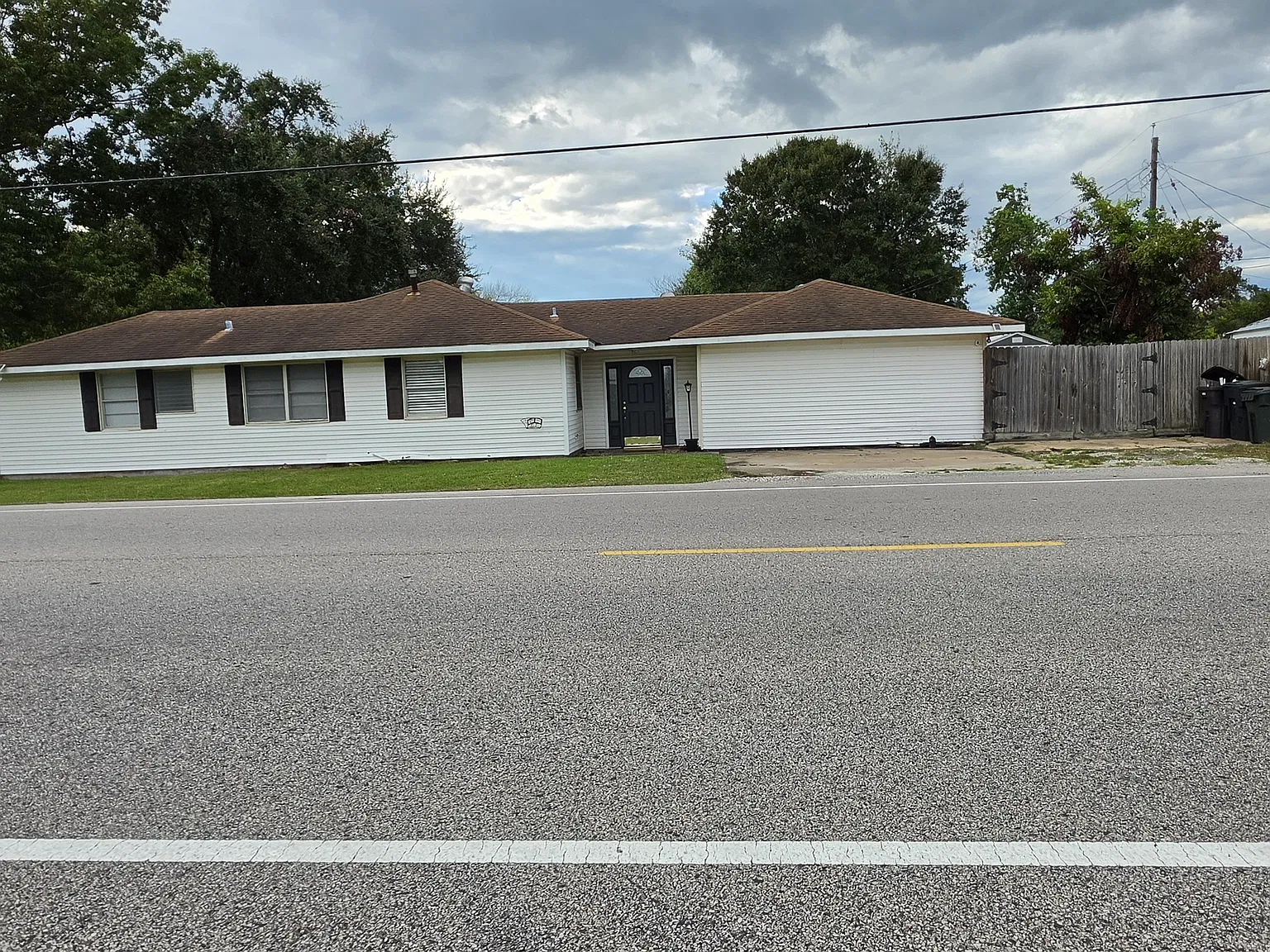 4 bed, 2.5 bath, 2042 sqft, $2,300 — Photo 2