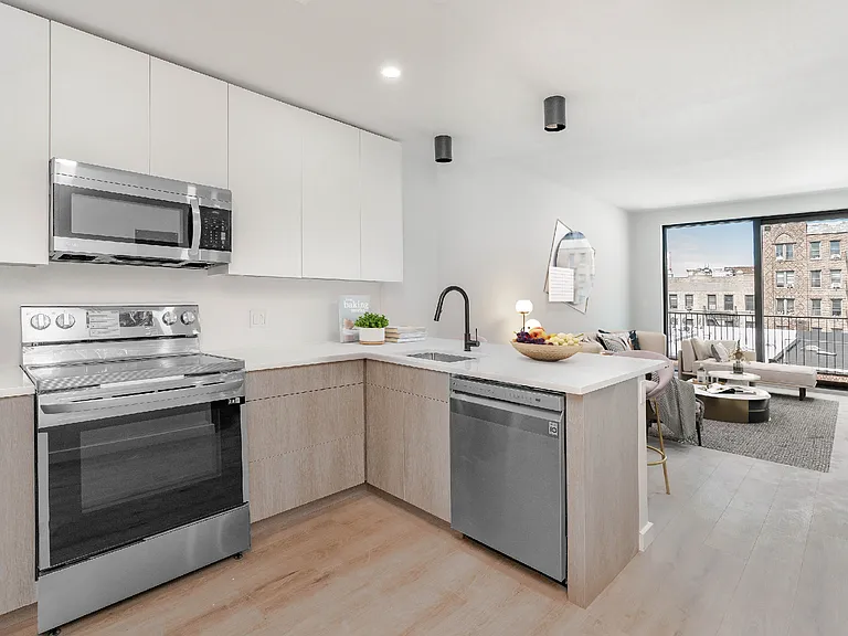 36-10 31st St #6B — Photo 1