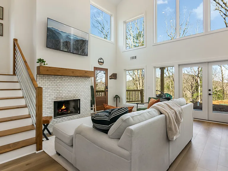914 Hickory Dr — Photo 1