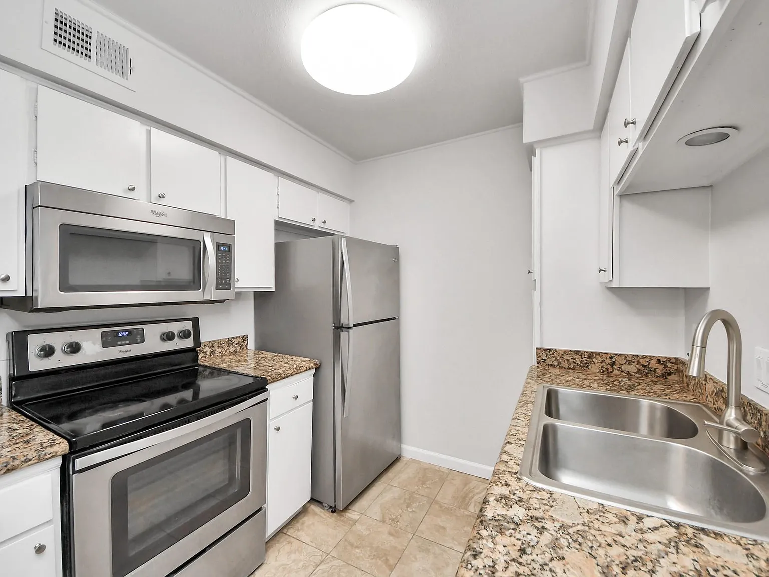 1 bed, 1.0 bath, 936 sqft, $1,300 — Photo 3