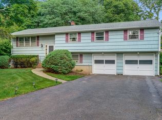 108 Falcon Rd, Livingston, NJ 07039