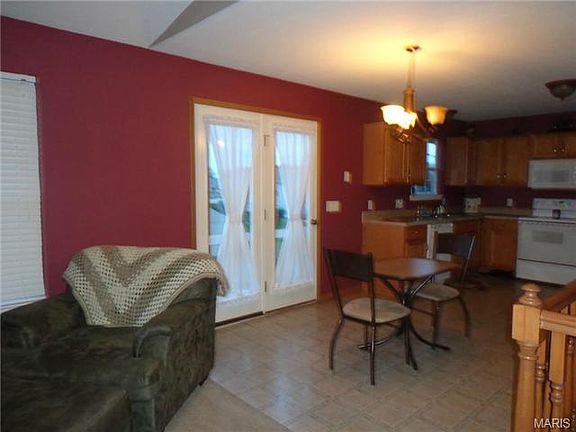 5th image of 24 S Camelot Dr