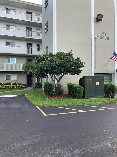 2 bed, 2.0 bath, 825 sqft, $1,950 — Photo 2