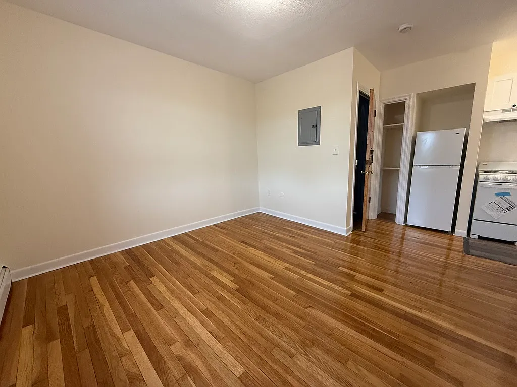 1 bed, 1.0 bath, 9999 sqft, $2,400 — Photo 3