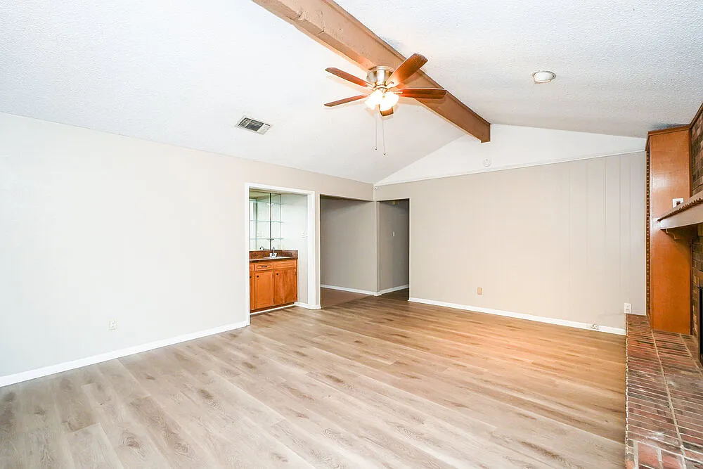 3 bed, 2.0 bath, 1523 sqft, $2,075 — Photo 3
