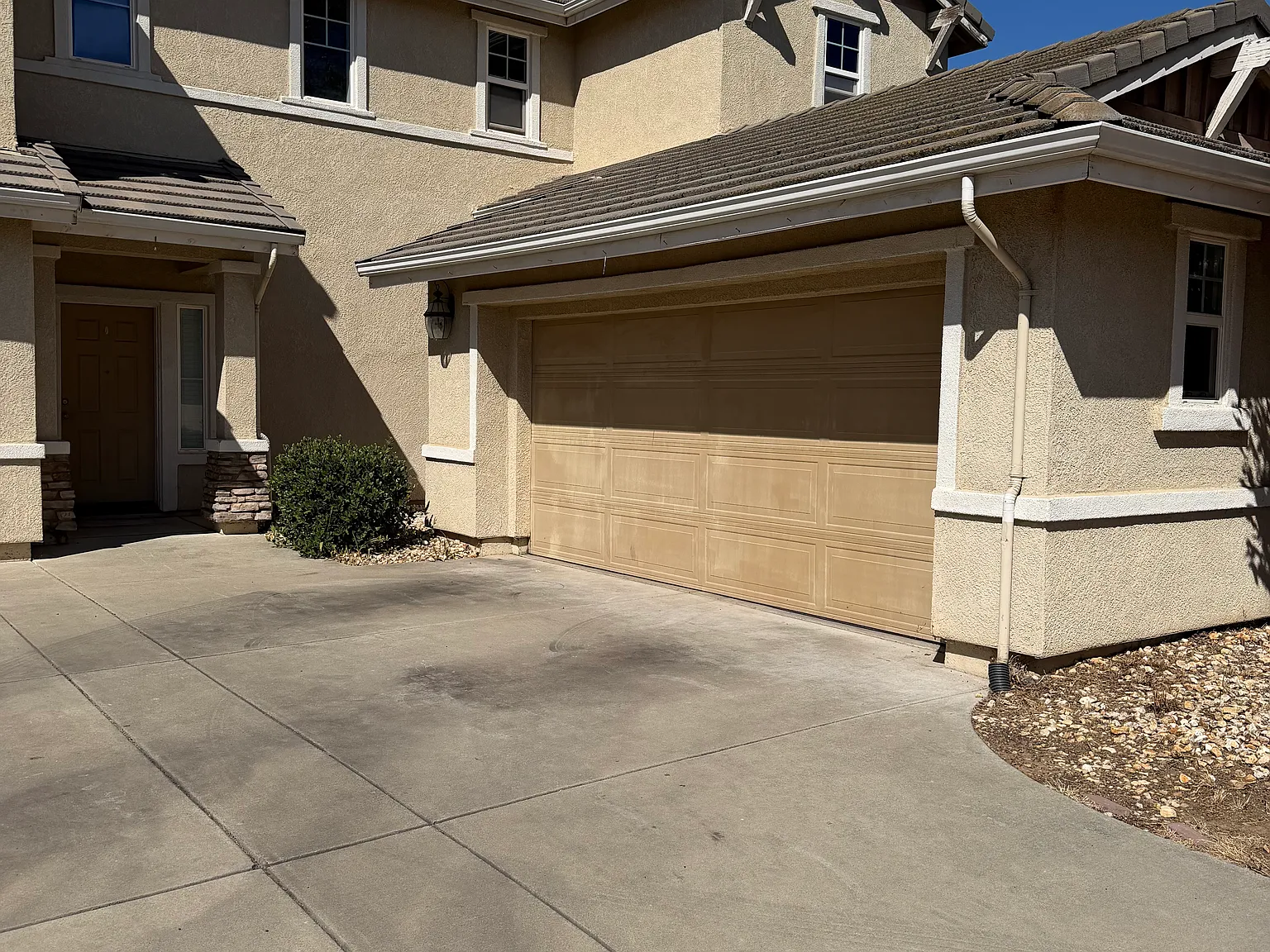 4 bed, 2.5 bath, 2659 sqft, $3,200 — Photo 2