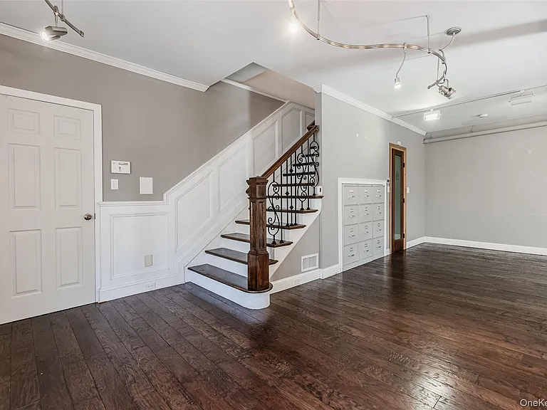 606 E Jericho Tpke — Photo 7