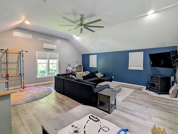 4th image of 373 Hancock St