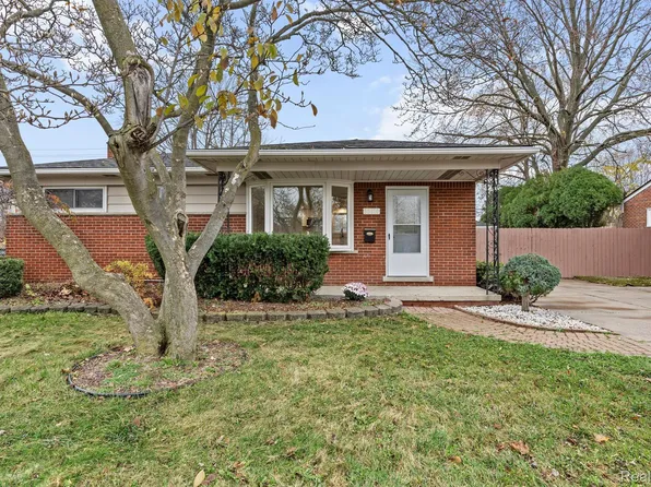 35910 Larchwood St, Clinton Township, MI 48035