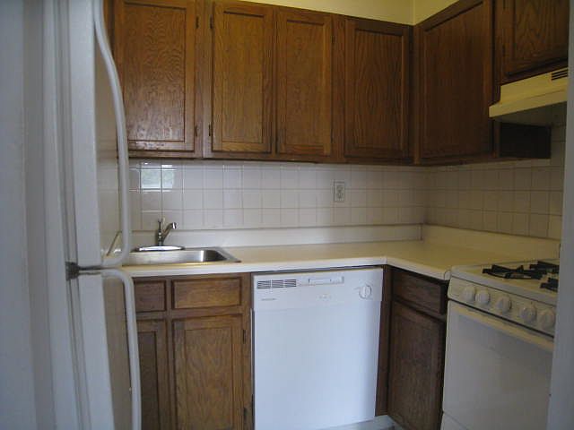 2nd image of 20-48 42nd St #2A