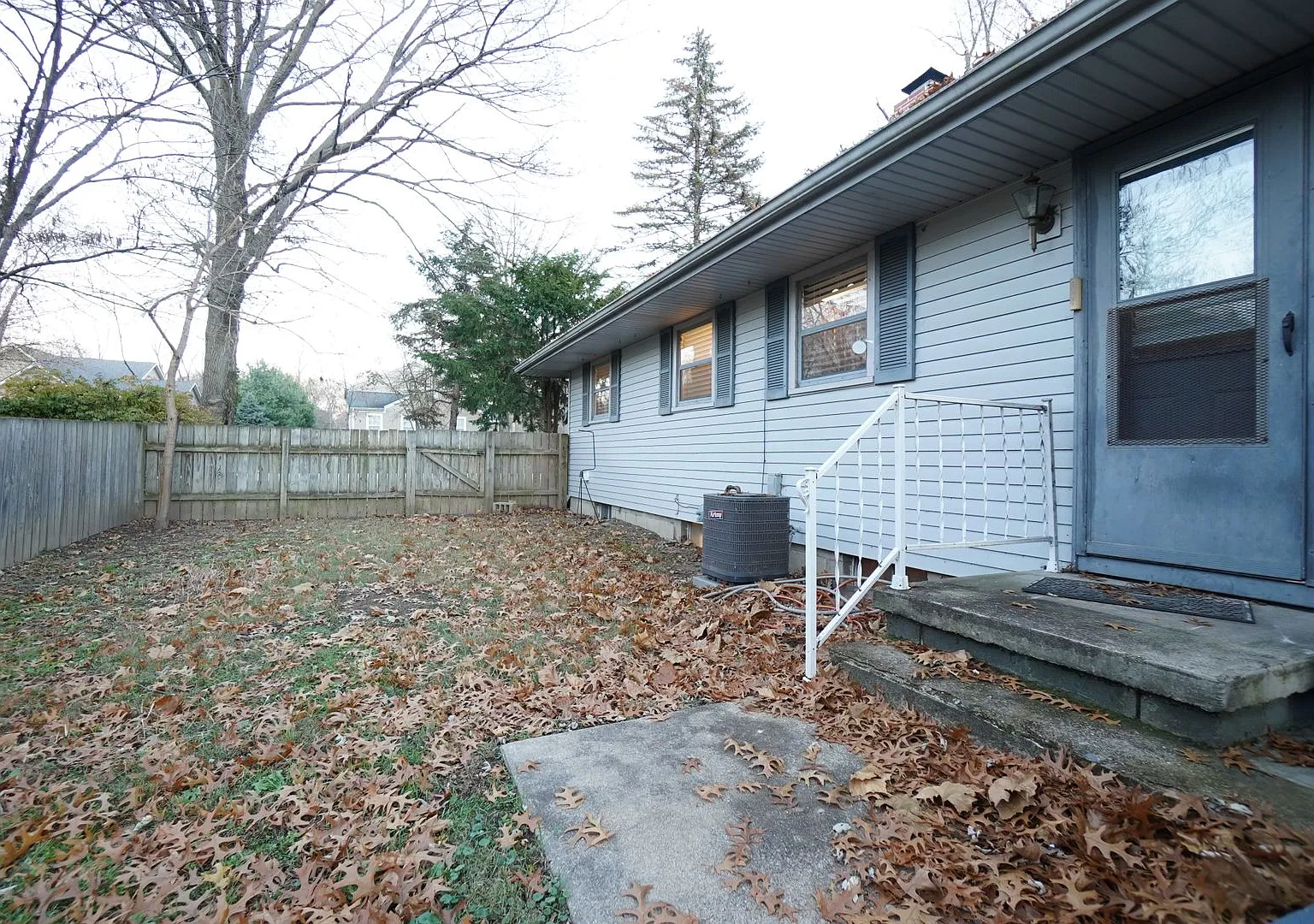 4 Bedroom 2 Bathroom Fully Furnished Home With Fenced In Backyard And 2 Car Garage — Photo 2