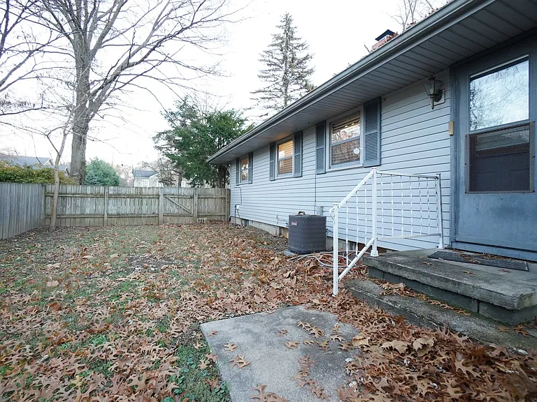 1200 Oakhurst Dr — Photo 2