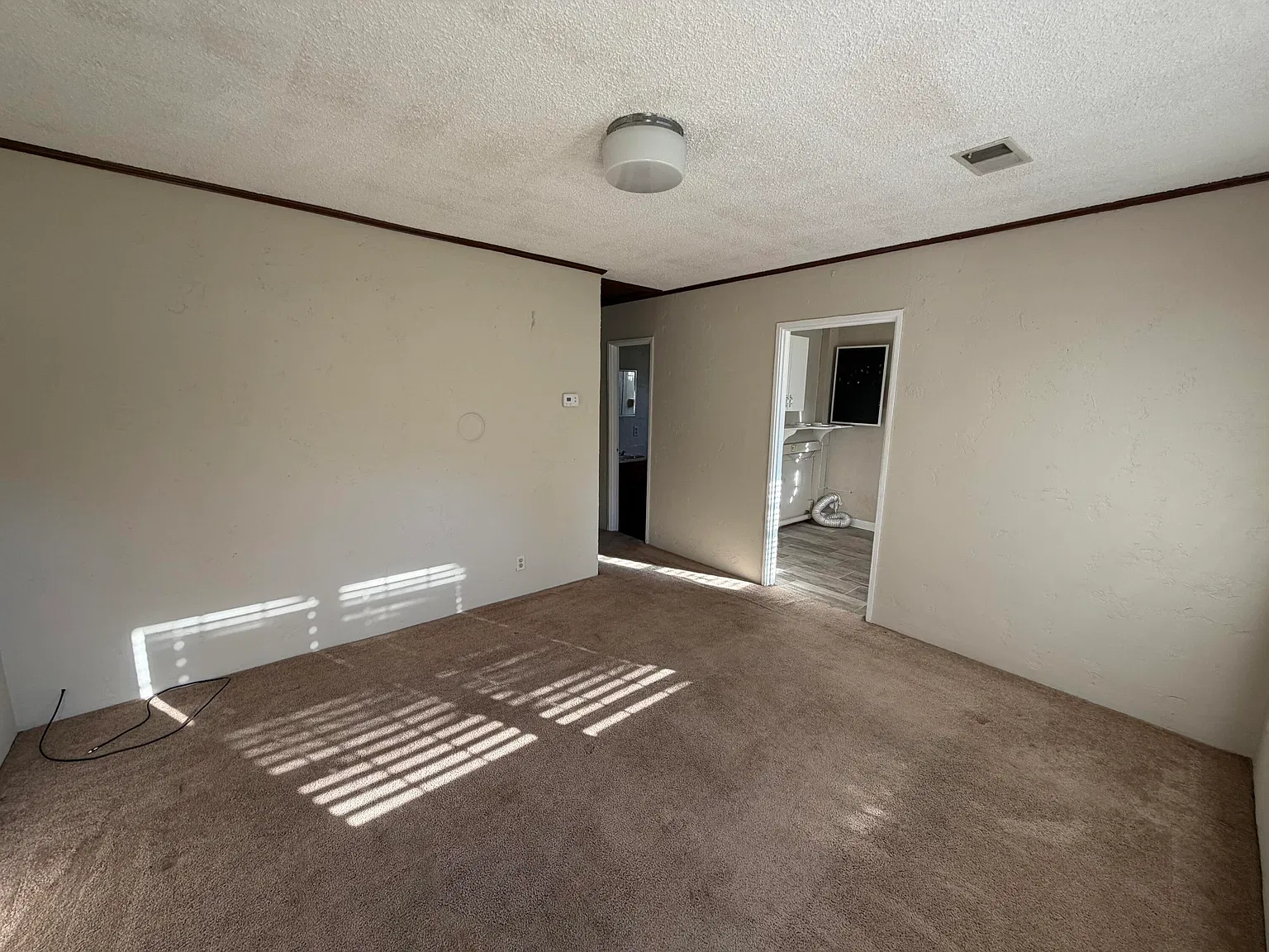 2 bed, 1.0 bath, 1212 sqft, $700 — Photo 2