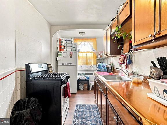 3rd image of 3337 Oakmont St