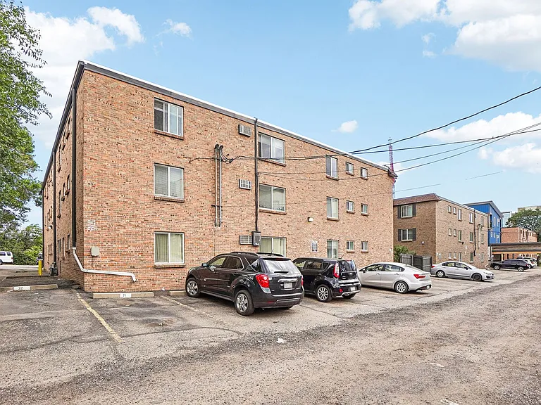 Knollwood and Tanglewood Apartments — Photo 9