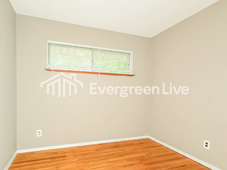 1820 Clover Ln — Photo 9