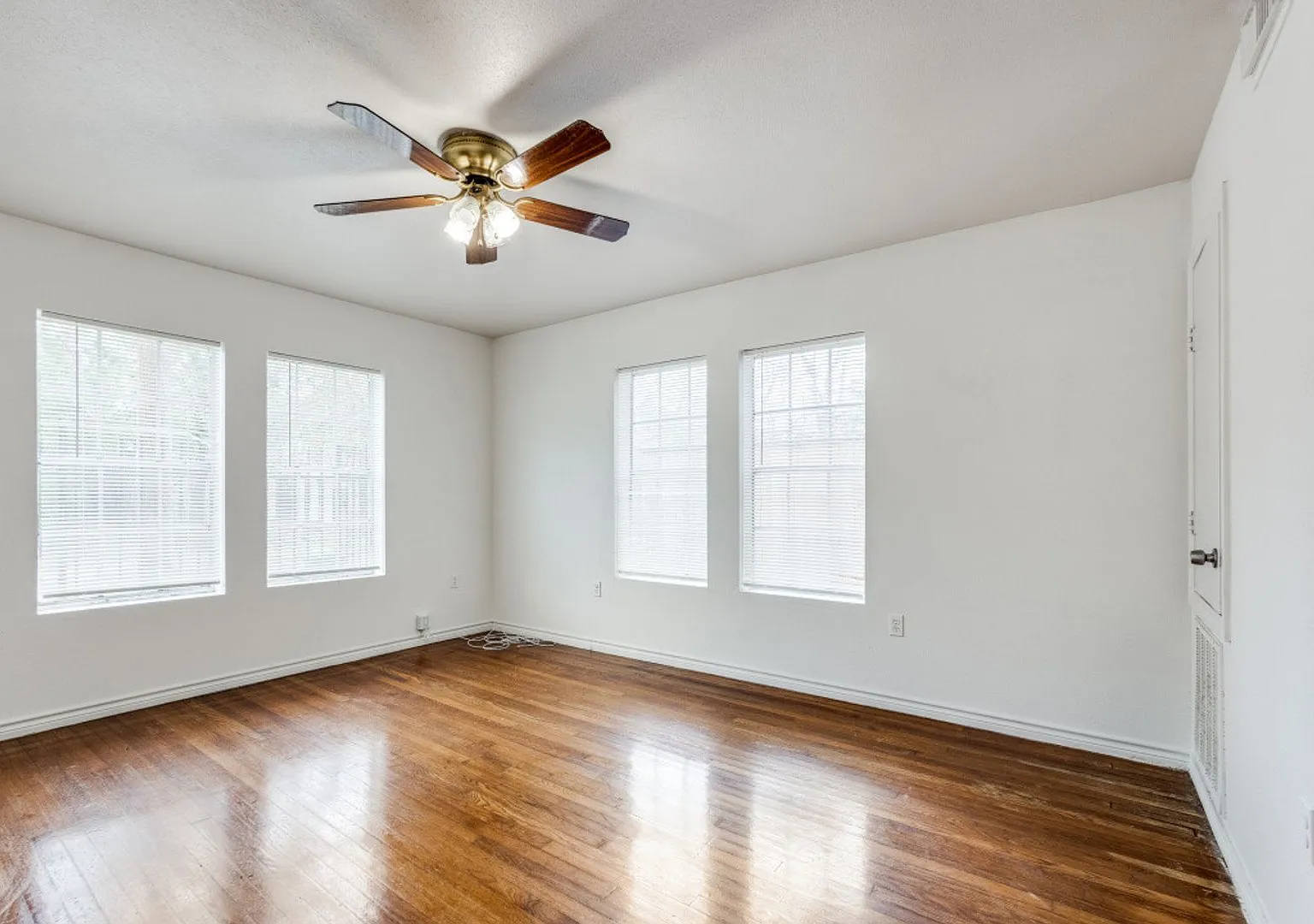 Discover Your Oasis in the Heart of Montrose! — Photo 4