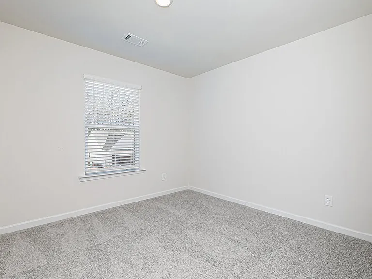 636 Mackenzie Cv — Photo 13