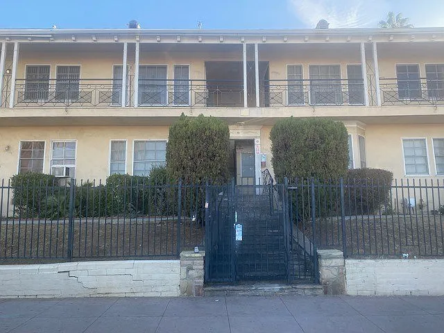 1044-1048.5 Menlo Ave — Photo 2