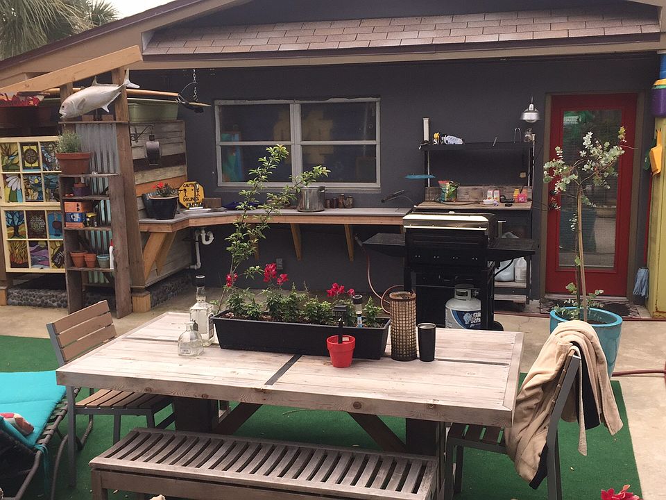 Outdoor shower and kitchen 