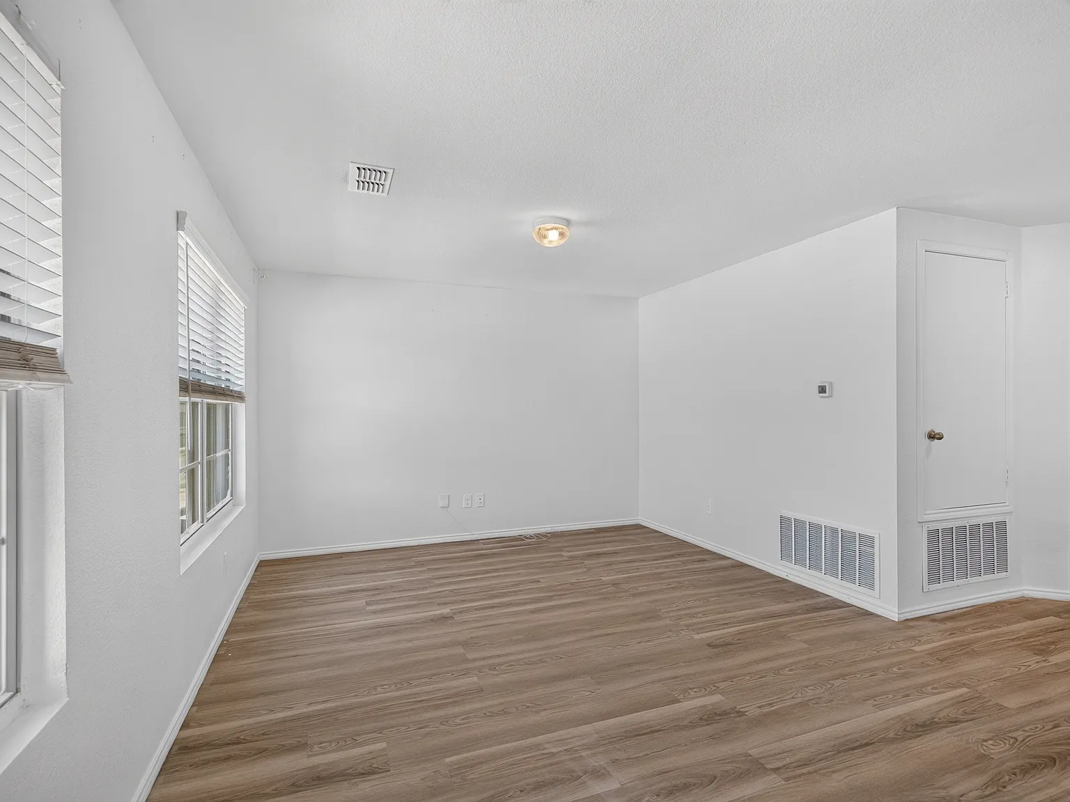 4 bed, 2680 sqft, $2,400 — Photo 2