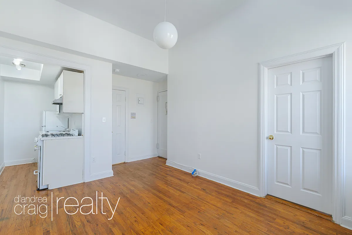 Building Photo - 628 2nd St #11