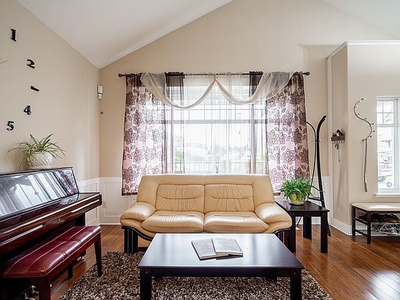5th image of 35496 Strathcona Ct