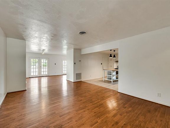 5th image of 9029 Clearwater Dr