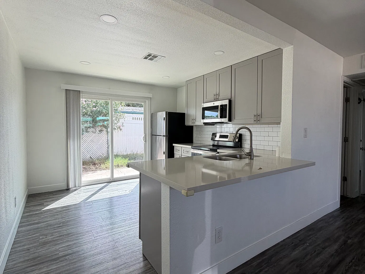 2 bed, 850 sqft, $1,550 — Photo 1