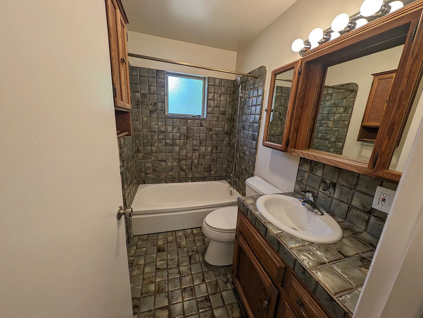 3 Bedroom House Near Shopping and Schools — Photo 4