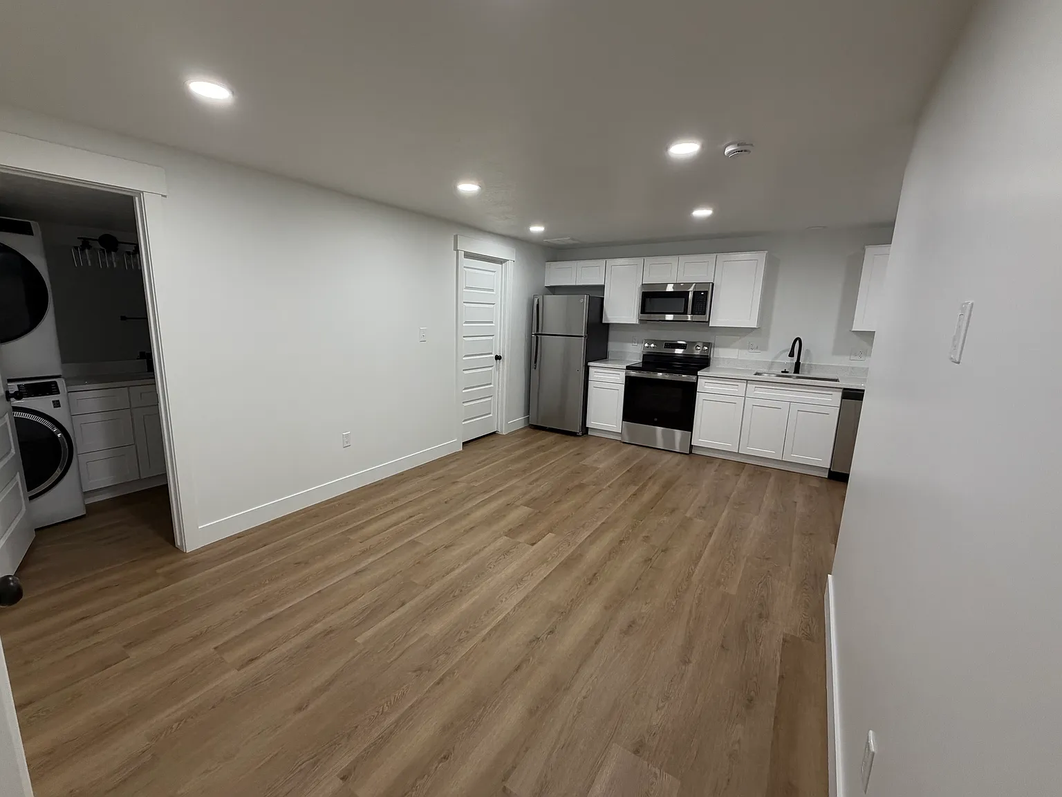 1 bed, 852 sqft, $1,300 — Photo 2