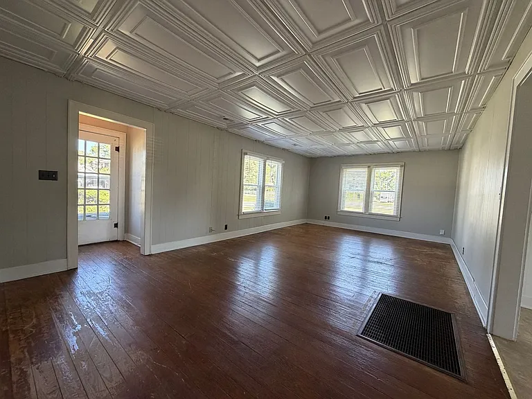 403 SW East St — Photo 12