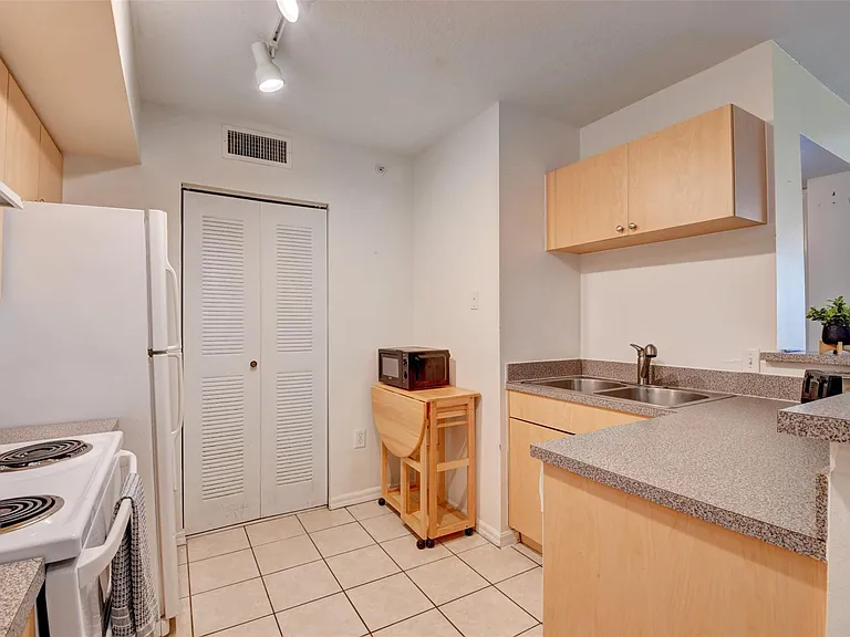 703 Villa Cir #703 — Photo 22