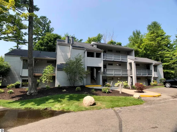 5620 Creeks Xing, Williamsburg, MI 49690