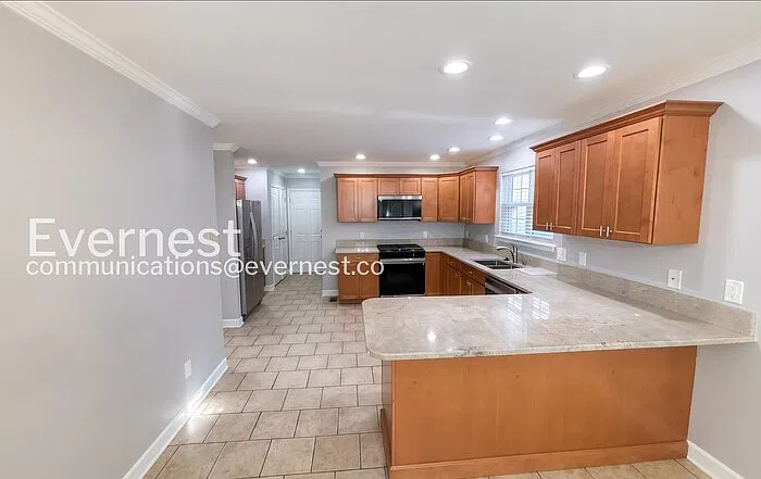 6 bed, 3.0 bath, 3900 sqft, $3,095 — Photo 4