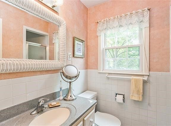 4th image of 3712 W 52nd Ter