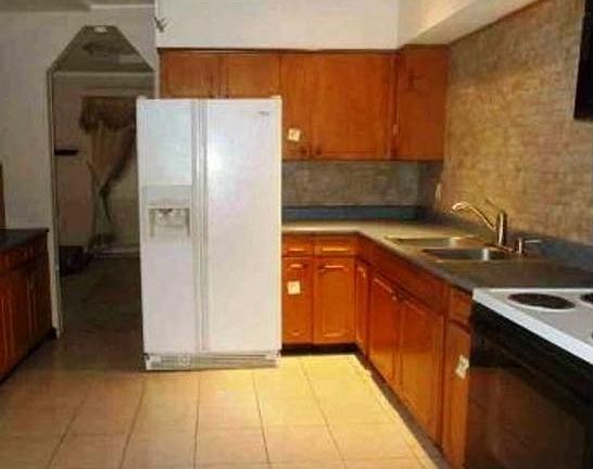 5th image of 19 E Brook Ln