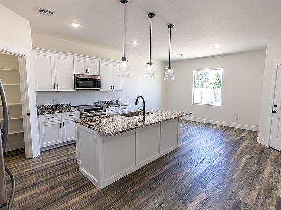 5th image of 3072 W Spencer Ln