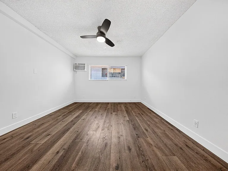 20353 Saticoy St — Photo 30