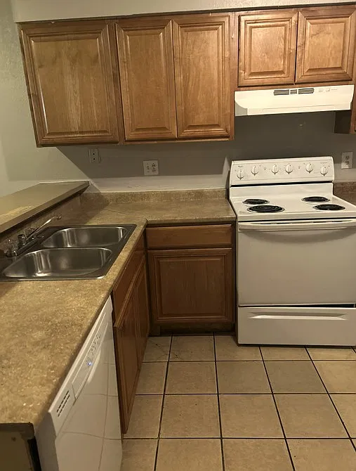 2 bed, 1.5 bath, 800 sqft, $1,195 — Photo 2