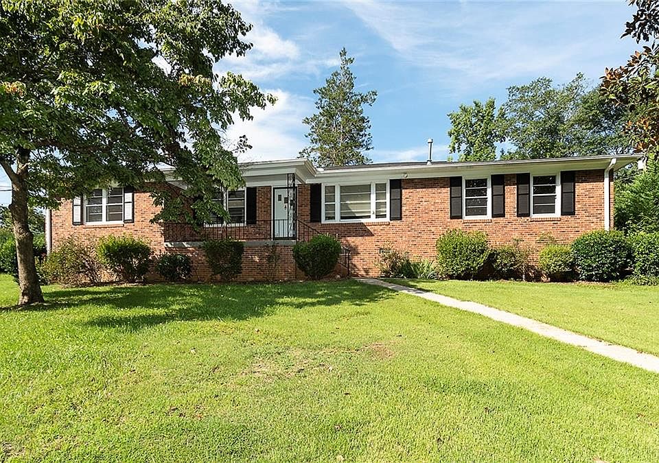 1st image of 300 Richmond Dr