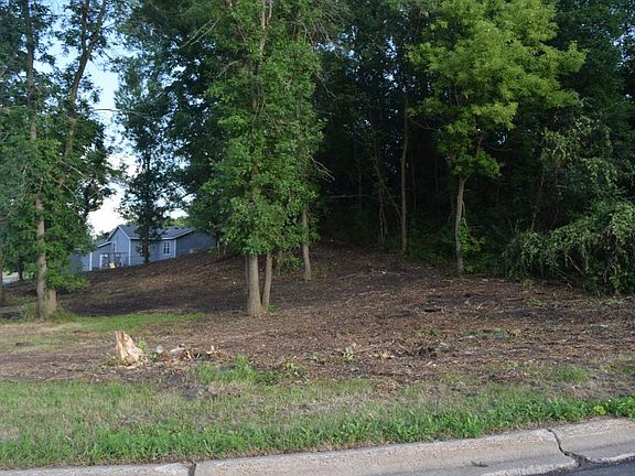 3rd image of 512 Angel Ave NW