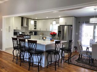 3 Stonington Cir, Wheatley Heights, NY 11798