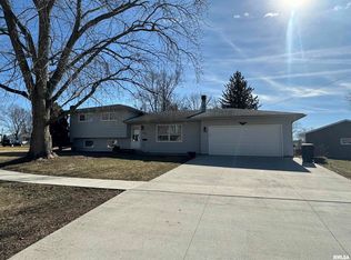 1249 Circle Dr, De Witt, IA 52742