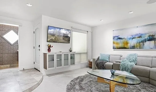 6544 N 7th Ave #8 — Photo 3