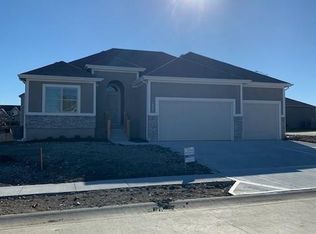 1115 Hawthorn Cir, Oak Grove, MO 64075